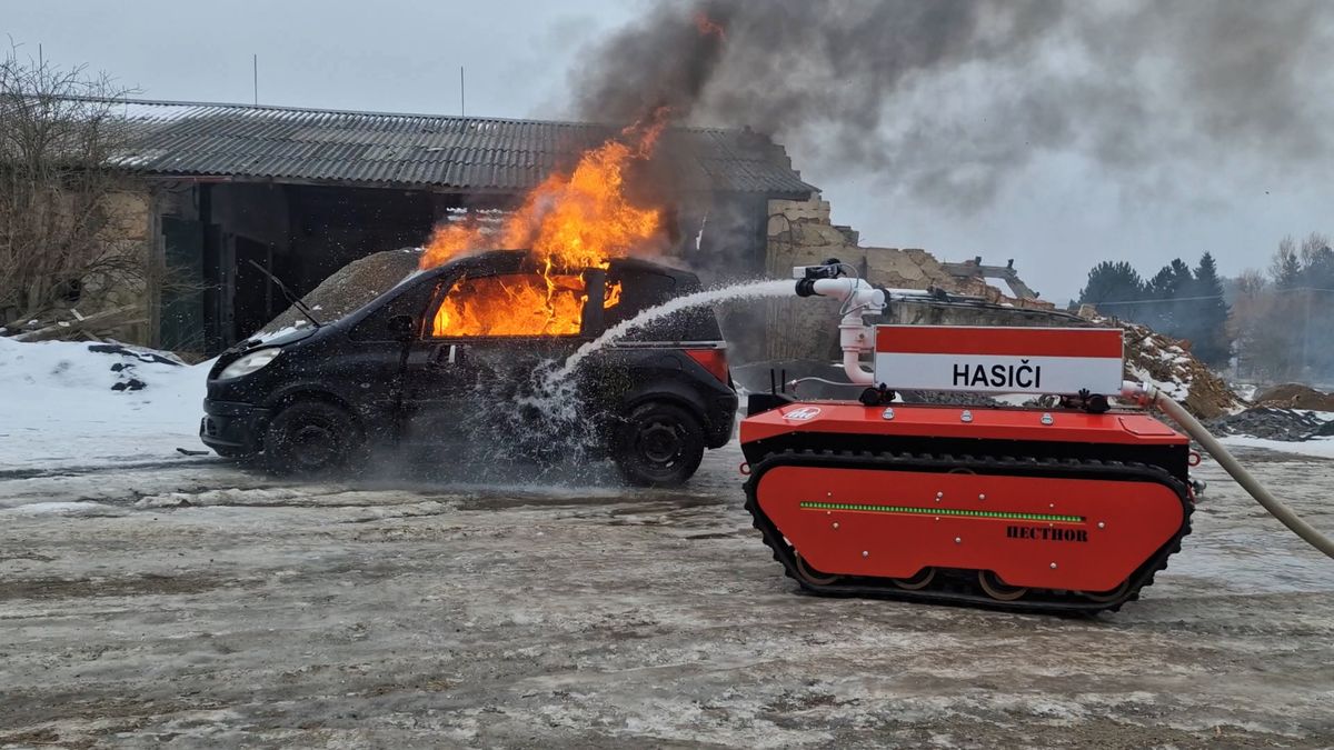 Robot Hecthor II utáhne auto, uhasí ho, vjede do nebezpečných míst. Jeho předchůdce pomáhá na Ukrajině